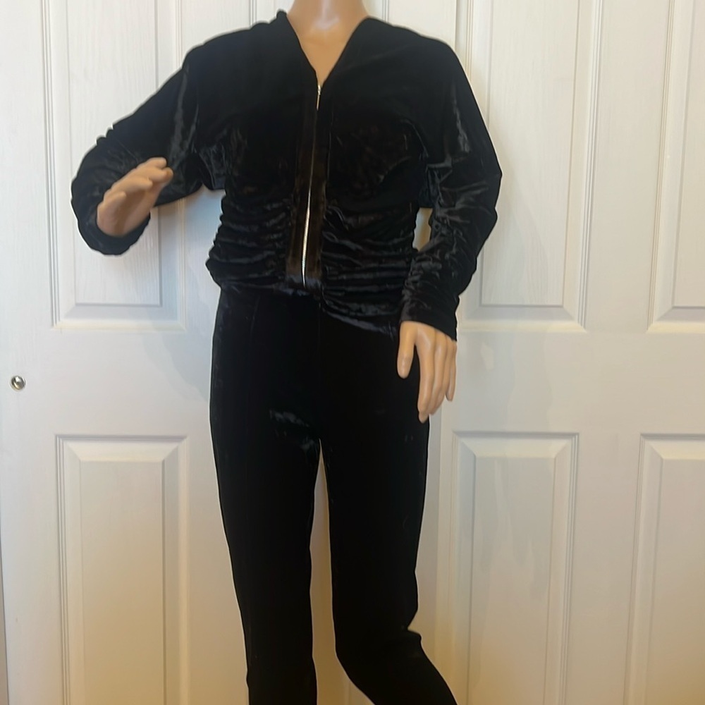 BCBG sweatsuit sz4 Black velvet.Rouched jacket. Zip ankle